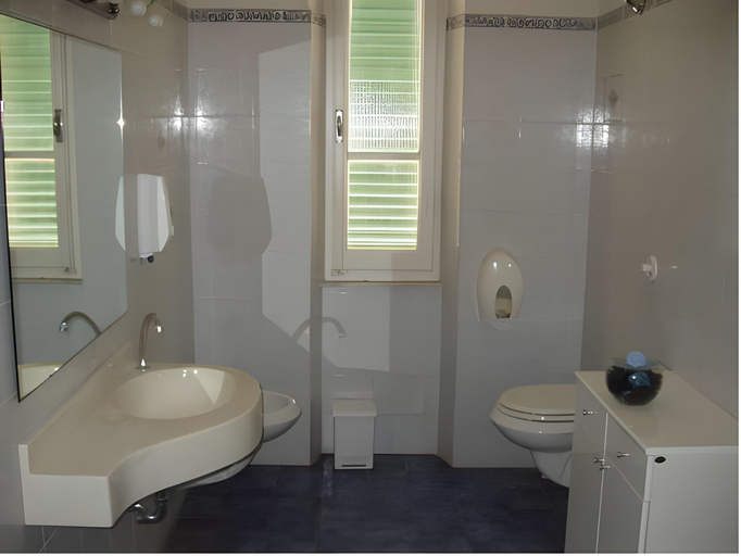 Bathroom 3, Hotel La Primula, Lucca