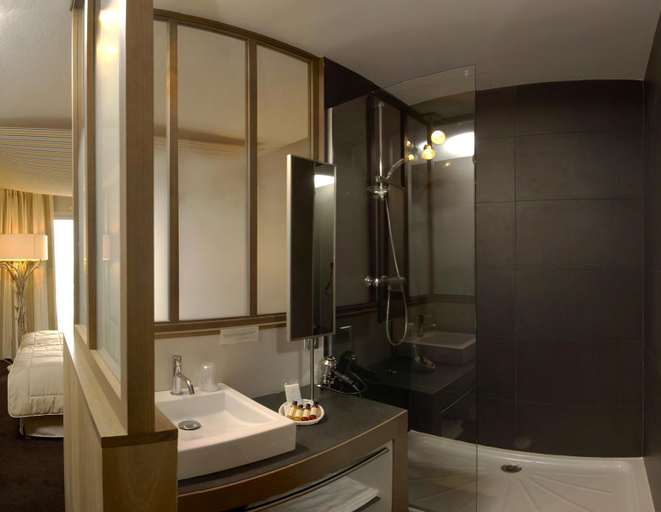 Bathroom 4, Logis Hotel Le Calluna Restaurant La Flottille, Loire-Atlantique