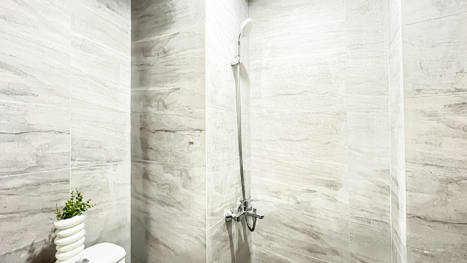 Bathroom 5, Studio Apartment Collins Boulevard near Summarecon Mall Serpong By Travelio, Tangerang