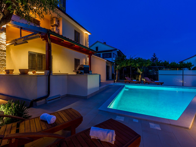 Sport & Beauty 2, Holiday Home in Pula near Beach Pool, Pula