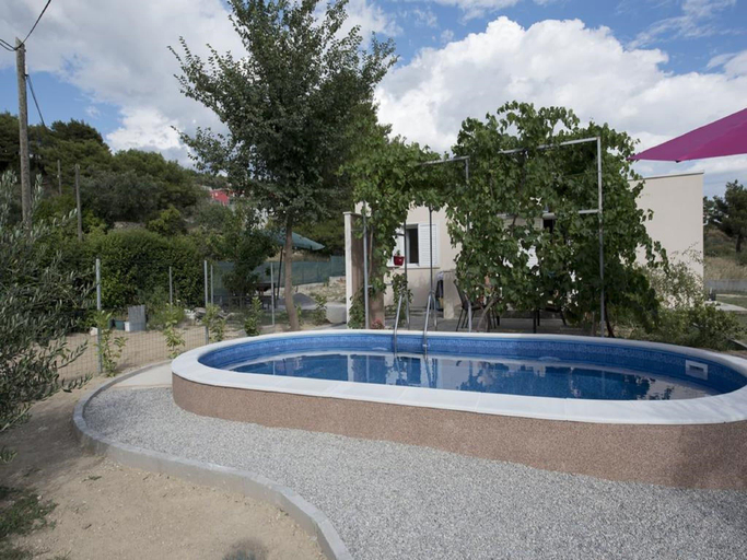 Sport & Beauty 4, Holiday Home Elijah Creek - One Bedroom Home with Pool, Klis