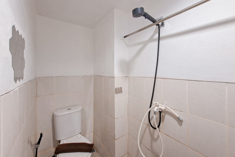 Bathroom 5, Simple Studio Apartment at Urbantown Serpong By Travelio, Tangerang Selatan