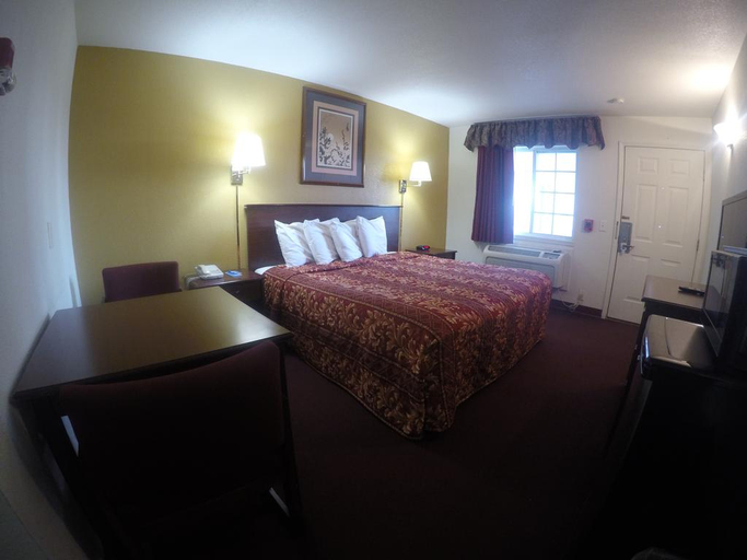 Bedroom 3, Rodeway Inn Goddard, Sedgwick