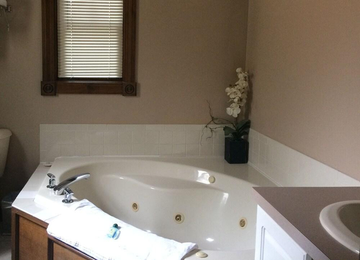 Bathroom 3, Spruce Hill Inn and Cottages, Richland
