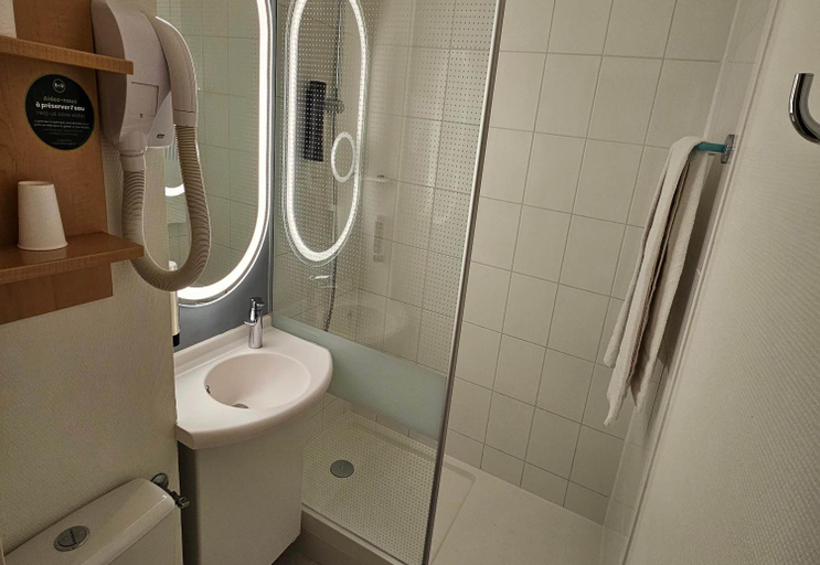 Bathroom 4, B&B HOTEL Blois Nord Vallee Maillard, Loir-et-Cher