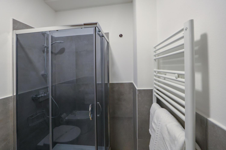 Shower 4, Residence della Accademia, Modena