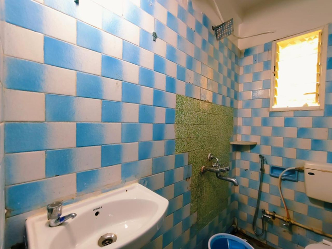 Bathroom 3, Amrutwa Guest House, Pune