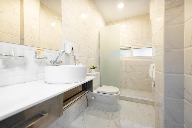 Bathroom 3, Nile Villa Hotel, Ancient Cairo