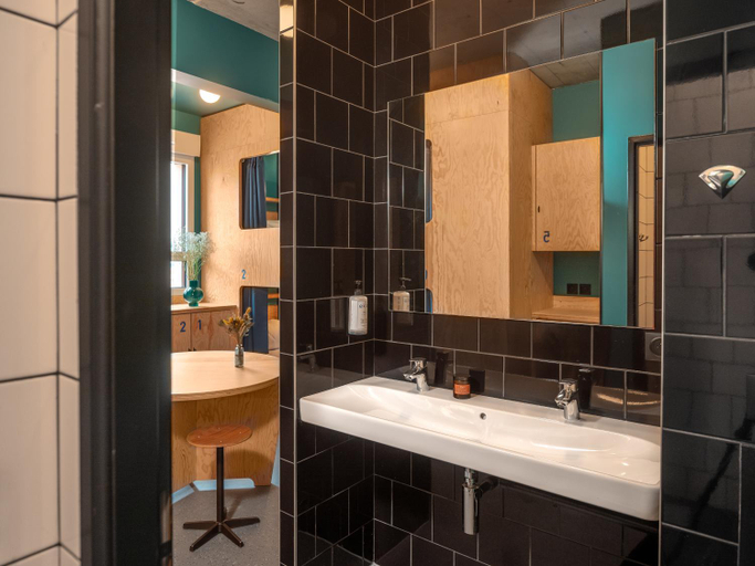 Bathroom 3, Eklo Hotels Montpellier City center Saint-Roch train station, Hérault