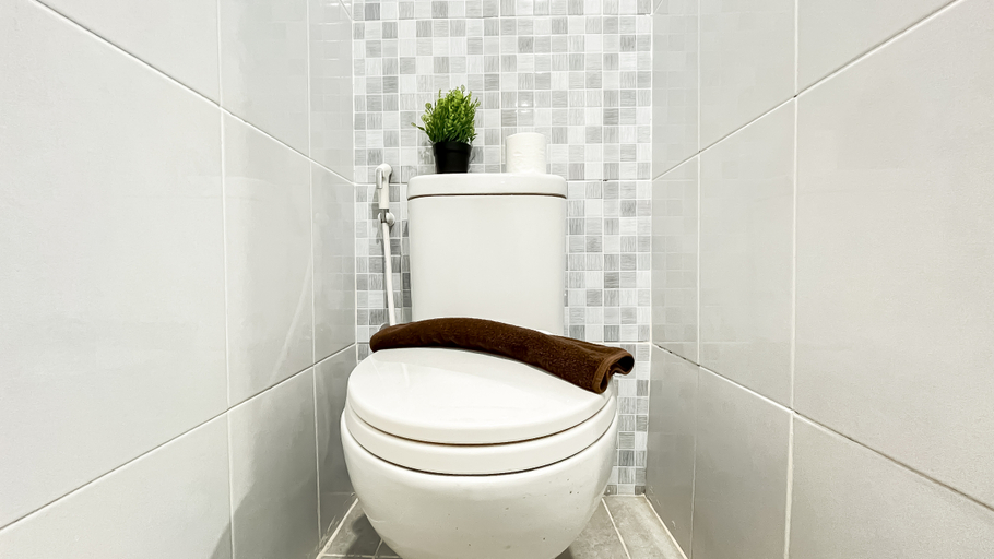 Bathroom 5, Basic and Compact Studio at Tokyo Riverside PIK 2 Apartment By Travelio, Tangerang