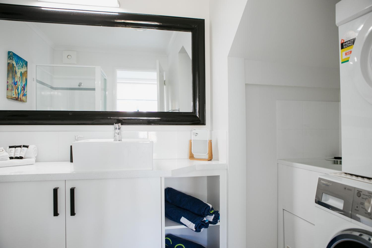 Bathroom 4, Lazy Days by Stay Noosa, Noosa - Noosa-Noosaville