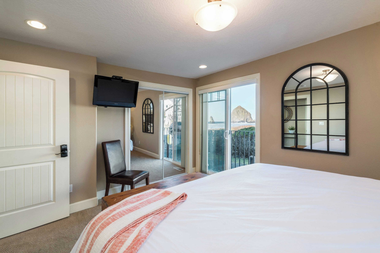 Bedroom 4, Blue Starfish by Avantstay Ocean Views & Direct Cannon Beach Access, Clatsop