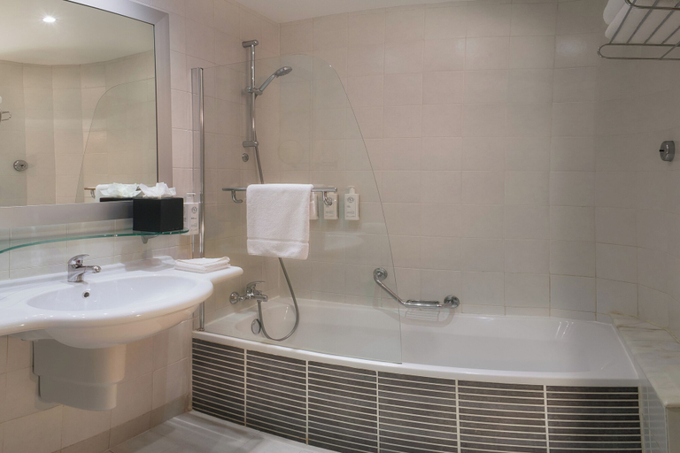 Bathroom 5, Verdi St Georges Bay Marina, St Julian's