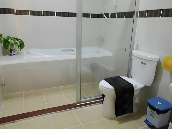 Bathroom 4, Golden Noura Villa & Restaurant, Phnom Penh