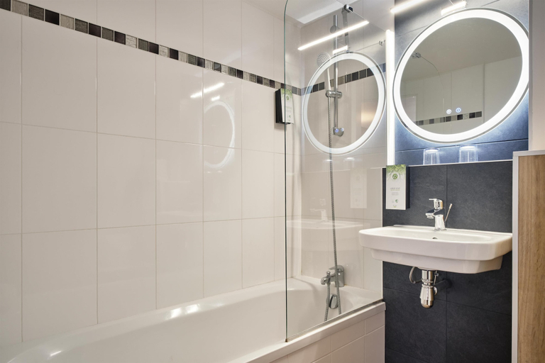 Bathroom 5, Kyriad Les Ulis, Essonne