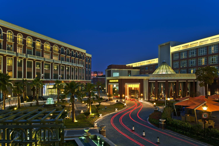 Exterior & Views