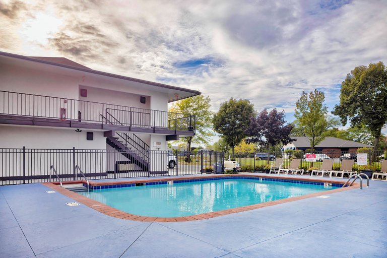 Sport & Beauty 5, Motel 6 Oshkosh, WI, Winnebago