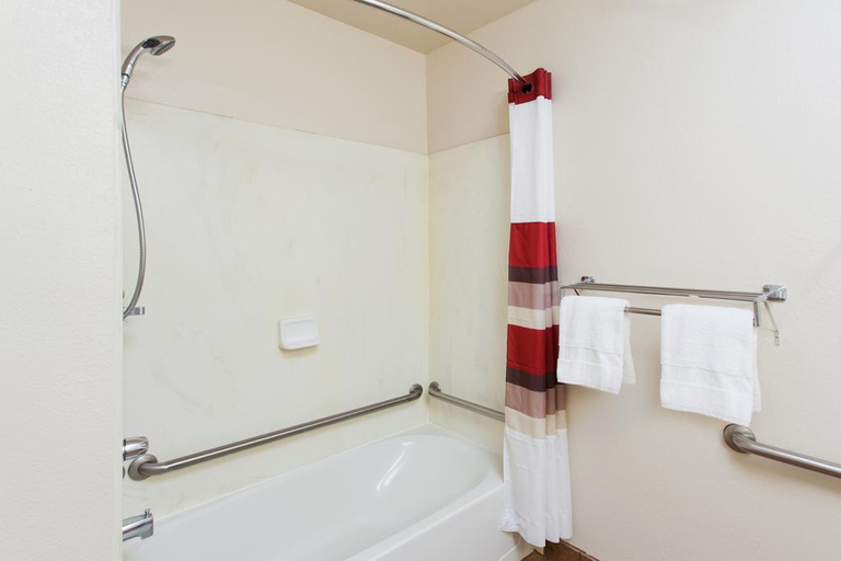 Bathroom 4, Quality Inn Valley- West Point, Chambers