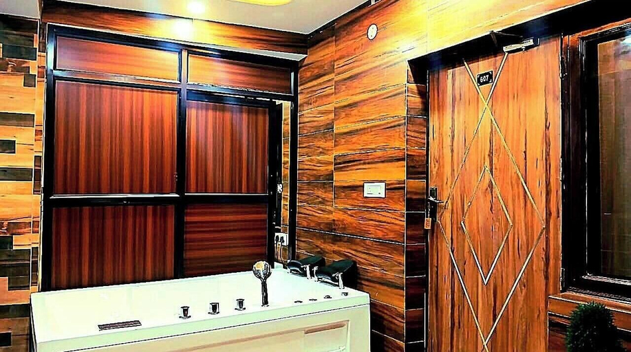 Bathroom 4, The Mountain Vault, Solan