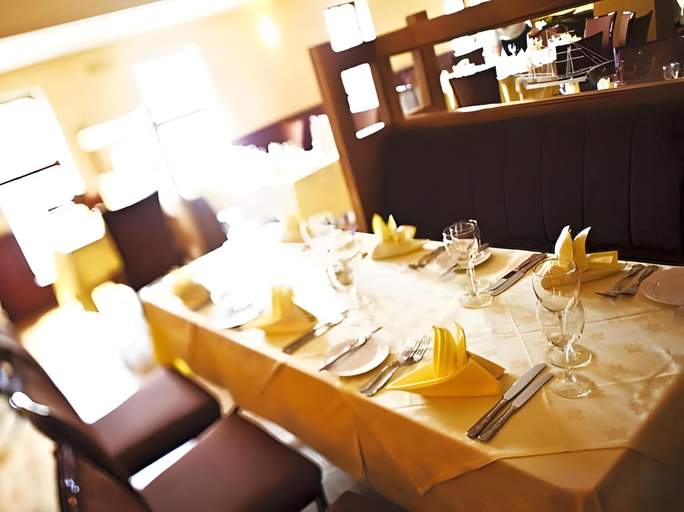 Food & Drinks 5, Dooley's Hotel