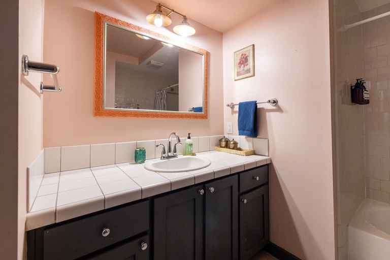 Bathroom 3, The Downtown Abbey, Hays