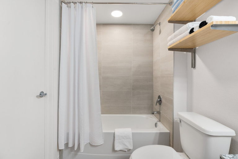Bathroom 4, Lodgeur Energy Corridor, Houston