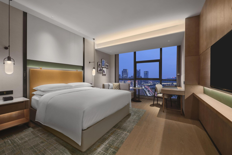 Bedroom 4, DoubleTree By Hilton Zhengzhou East, Zhengzhou