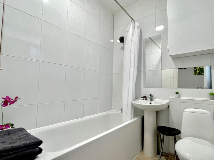 Bathroom, Fulham Broadway Apartment by PrimeCityHosts, London