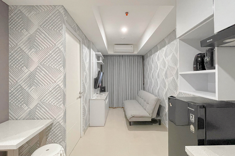 Bedroom, Grey Toned 1BR Apartment Tamansari Skylounge Makassar By Travelio, Makassar