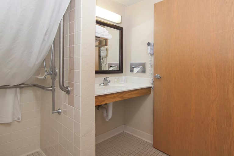 Bathroom 4, Boarders Inn & Suites by Cobblestone Hotels - Faribault, Rice