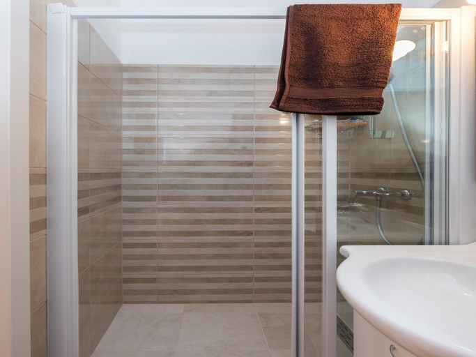Bathroom 2, Apartment Ani - Two Bedroom Apartment with Terrace and Garden View, Dubrovačko Primorje