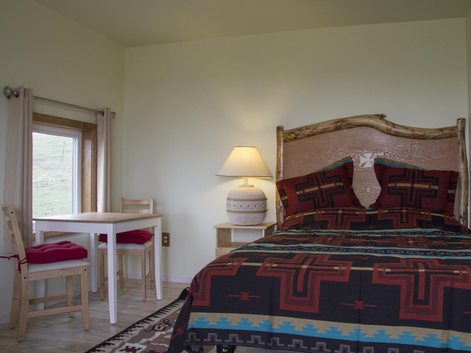 Bedroom, Lodgepole Gallery, Glacier