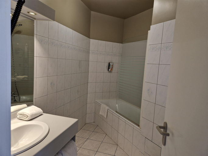 Bathroom 3, Sure Hotel by Best Western Saint-Quentin Ouest Le pot d'étain, Aisne