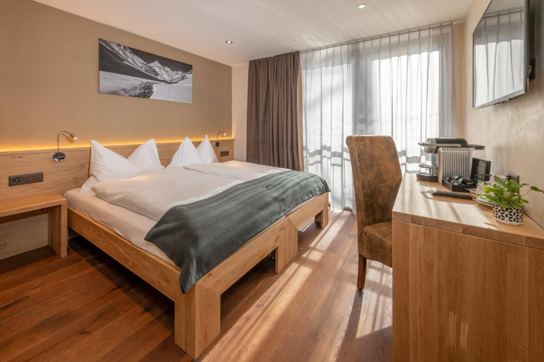 Bedroom 2, Hotel Heimatlodge, Visp