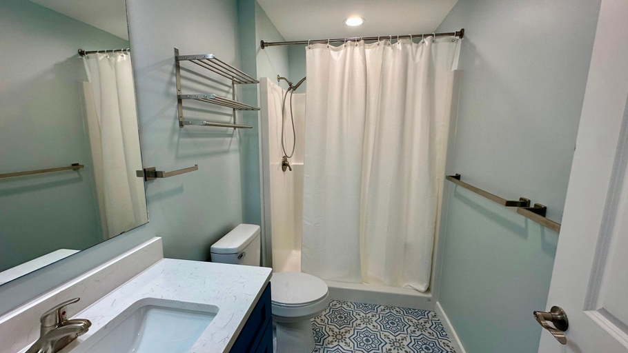 Room 3, Docked at Dakota Sunset - Mid Island Pool Home, Lee