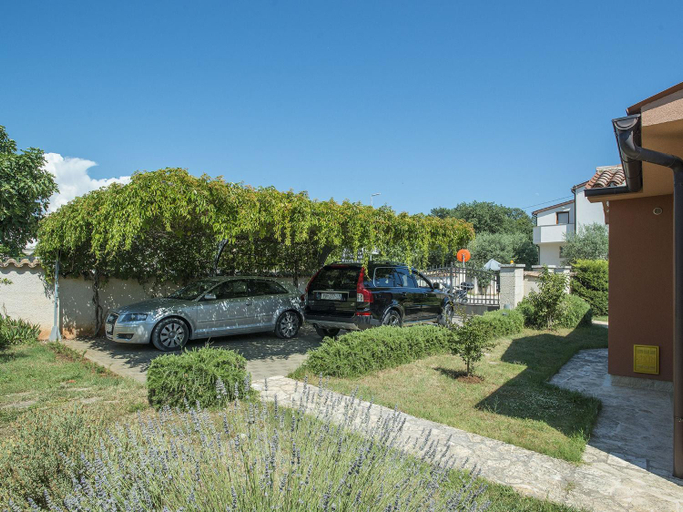Others 5, Villa in Peroj with Private Pool Near Beach, Bale