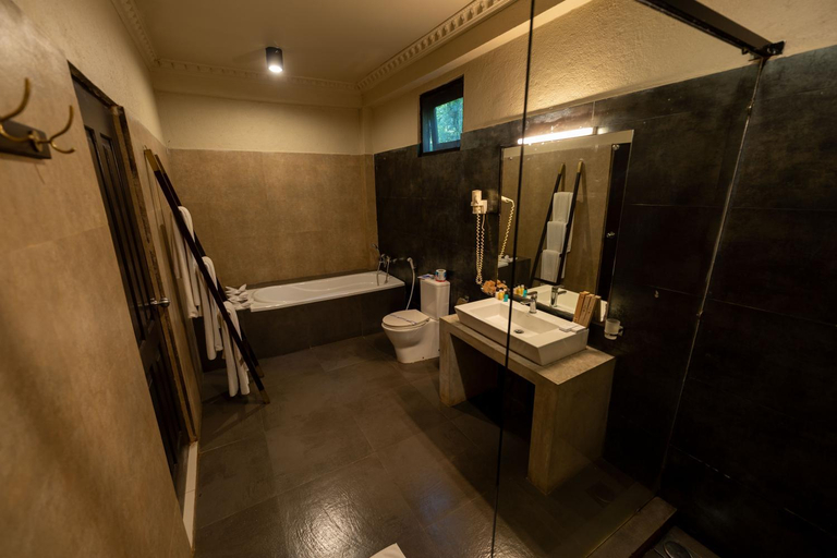 Bathroom 5, Oak Ray Elephant Lake, Dambulla