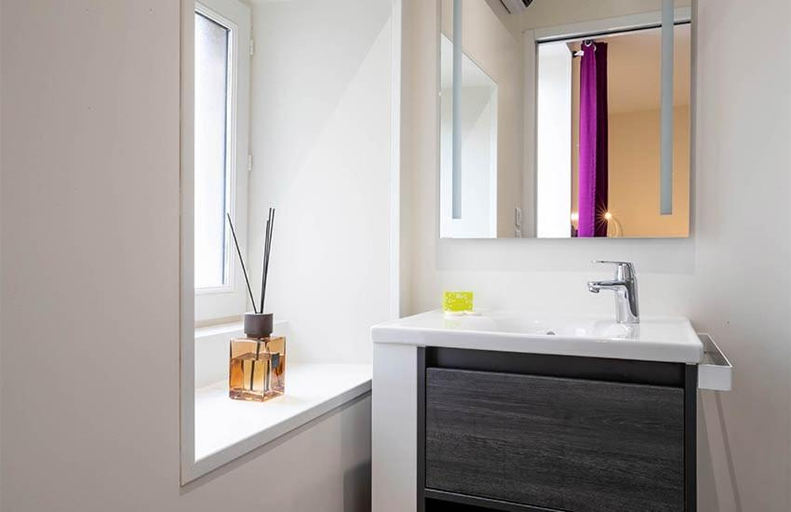 Bathroom 4, Hotel du Centre - Le restaurant, Côte-d'Or