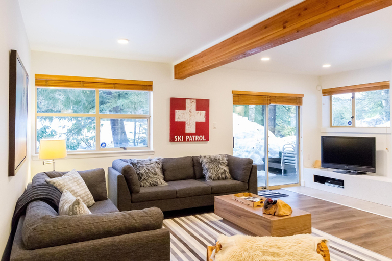 Others 2, Ski in Out, Great Location, Free Shuttle Bus, Squamish-Lillooet