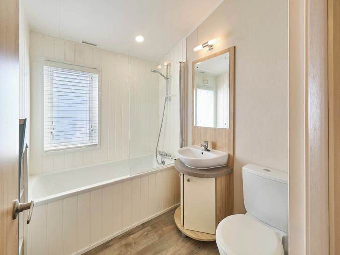 Bathroom 5, Host Stay Clearwater Willey Lodge, Kent