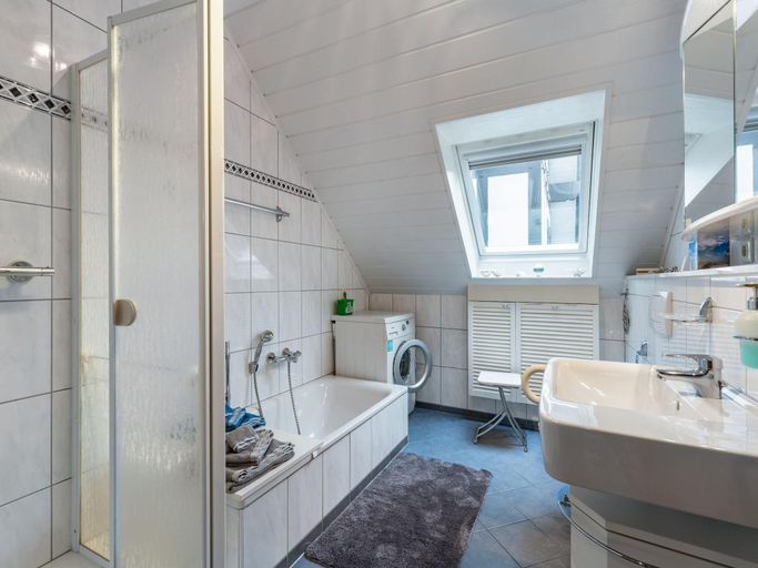 Bathroom 2, Gemutliche Ferienwohnung am Waldrand, Hochsauerlandkreis