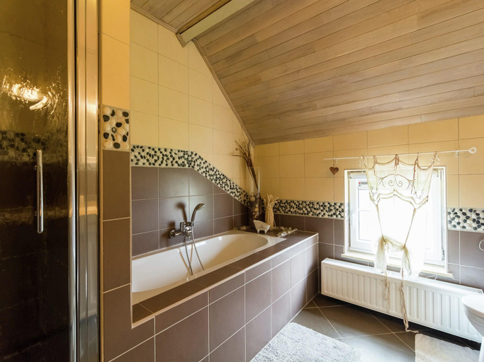 Bathroom 3, Doische Houses, Namur