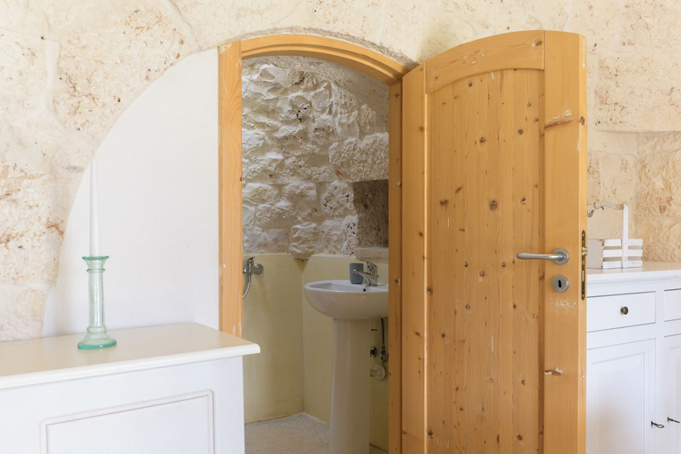 Bathroom 3, Trullo Puspo by Wonderful Italy, Brindisi