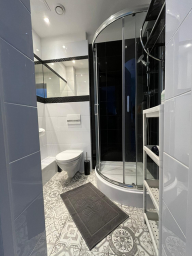 Shower 5, Adventure Base A&B, Kłodzko