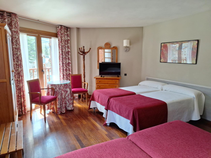 Bedroom 2, Hotel Araguells, Huesca
