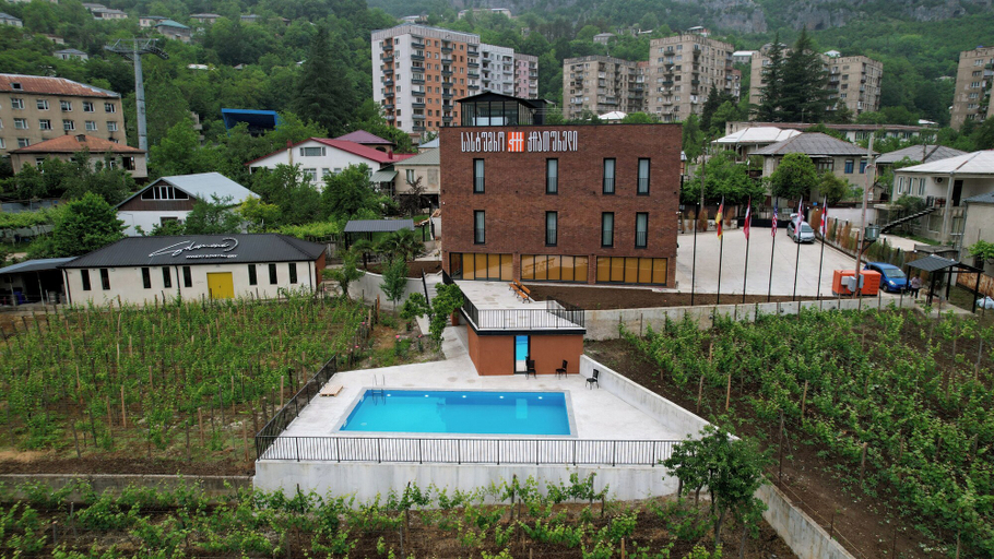 Exterior & Views