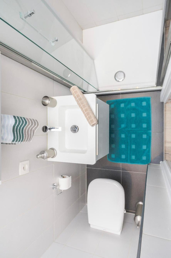 Bathroom 3, Central Brussel - steps Grand Place - local vibrant neighbourhood, Bruxelles