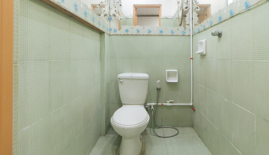 Bathroom 5, Max Travellers Inn by RedDoorz, Lapu-Lapu City