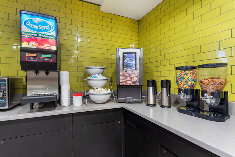 Food & Drinks 5, Red Roof PLUS+ Brooklyn - Flatbush Ave, New York