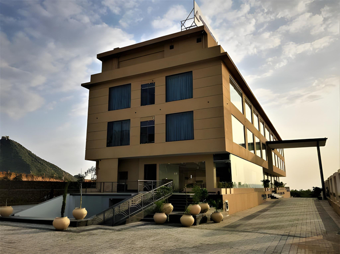Exterior & Views